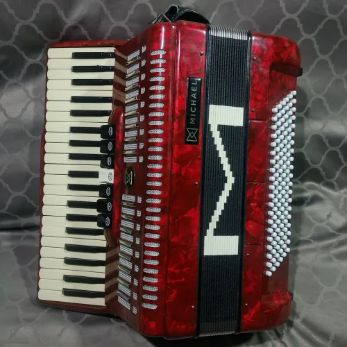 Vendo acordeon 6 meses de uso e bem pouco usada estado de nova