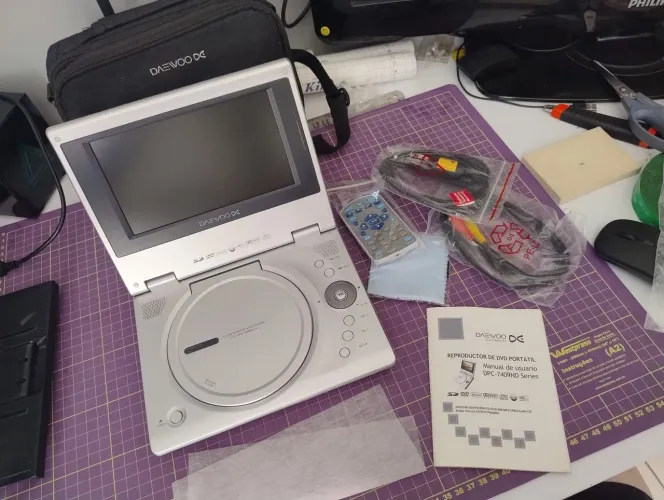 DVD Player Portátil Daewoo DPC-7409ND (Tela 7") - Completo na Bolsa