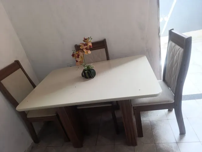 Mesa madeira com 4 cadeiras 450,00
