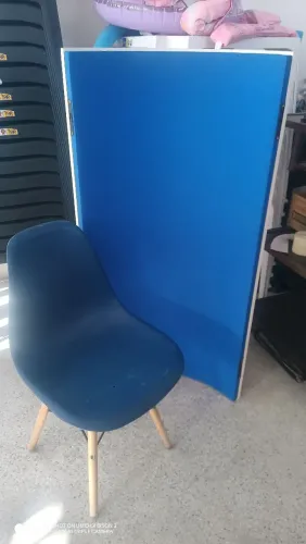 Cadeira e painel ondulado