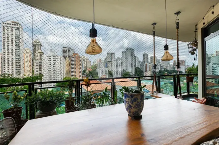 Apartamento Amplo no Pacaembu: 215m², 3 Suítes e 4 Vagas de Garagem - Linda Vista