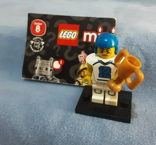 LEGO minifigura Football Player, Series 8, levemente amarelado (com base, acessório)