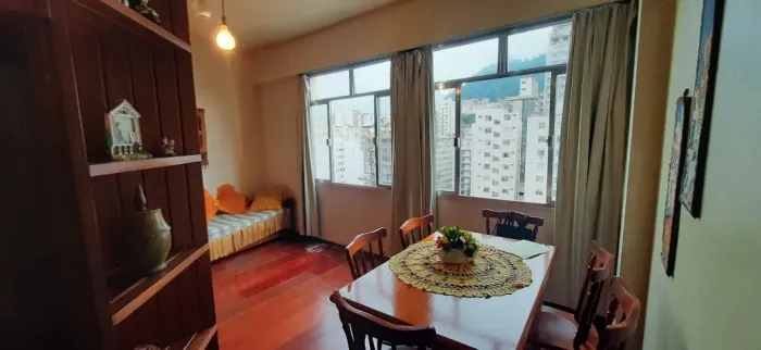 Apartamento dividido em quarto e sala, no Centro