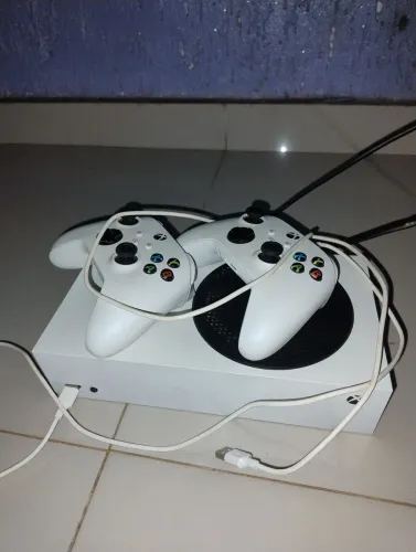 Vendo Xbox séries s com dois controles e com dois cabos USB