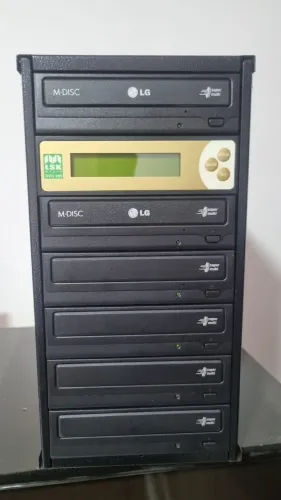 Torre copiadora de DVDs e CDs