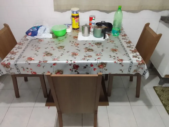 Mesa com quatro cadeiras 