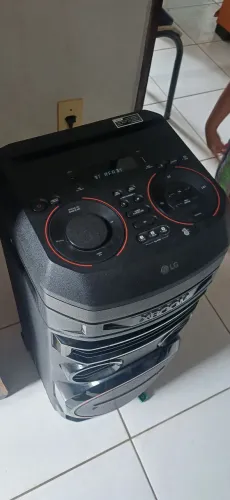 Caixa de som LG acompanhado de microfone karaoke