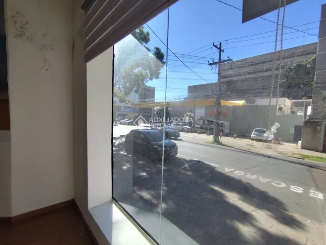 CASA COMERCIAL EM LOCALIZAÇÃO EXCELENTE COM MUITO ESPAÇO!