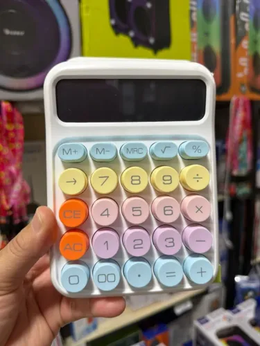 Calculadora  Funcionamento a pilha  Visor grande 