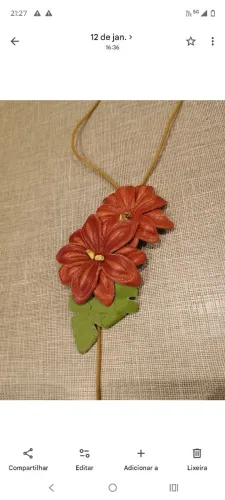 Colar artesanal em couro com flores  Museu do Amanhã RJ