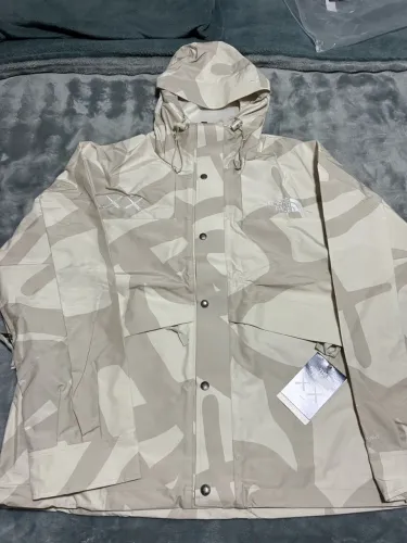 Jaqueta The North Face Kaws GG nova