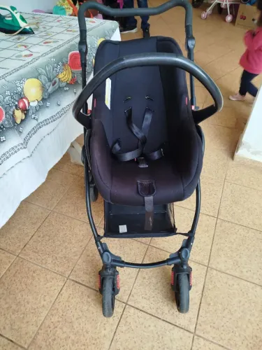 Carrinho Kiddo com bebê conforto