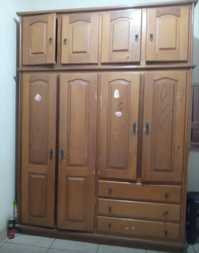 Guarda roupa de madeira
