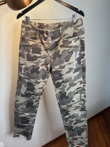 Calça Zara camuflada militar