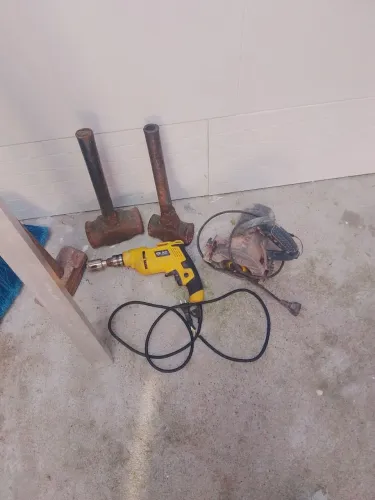 Três marretas uma furadeira uma makita Bosch um sarrafo e 2 m