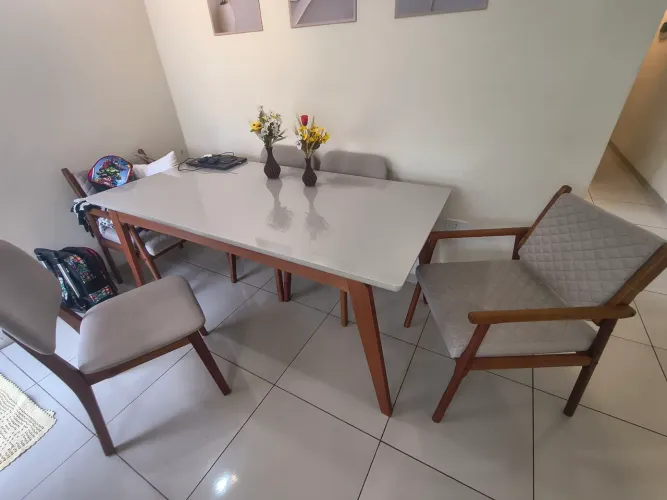 Mesa de madeira/vidro / poltronas
