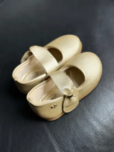 Sapatinho dourado da Klin, tamanho 21. Retirada no Sudoeste.