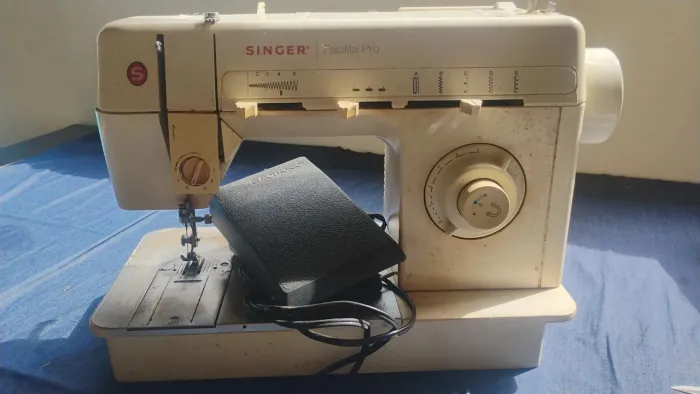 Máquina de costura (reta/doméstica) Marca Singer em ótimo estado de uso.