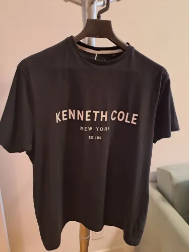 Camiseta preta importada.