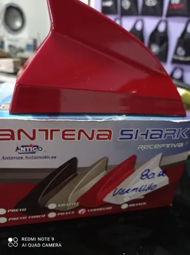 Antena tubarão cor vermelha.nova instalada no seu carro