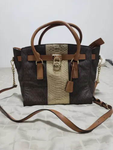 Bolsa Michael Kors tira colo pouco uso sem detalhes