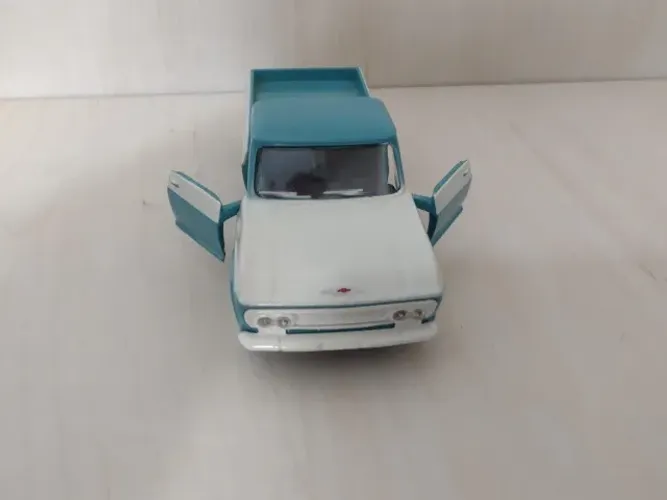 Miniatura - Chevrolet C15 - 1:43 (11 cm.) - Azul e Branca