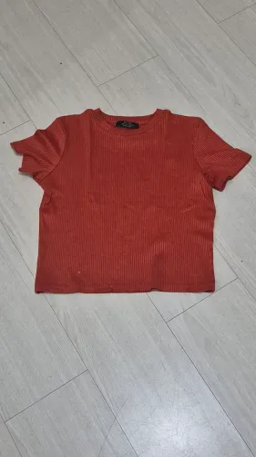 Camiseta cor telha, canelada Bershka. Tam. P