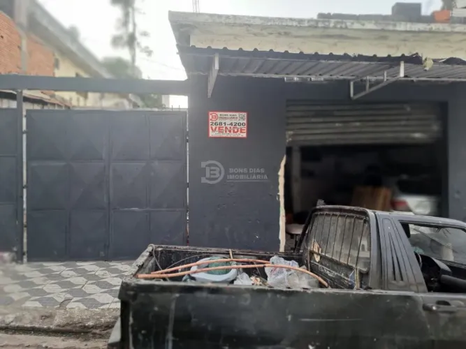 Casa Padrão à Venda na Vila União - 5 Dormitórios e Garagens