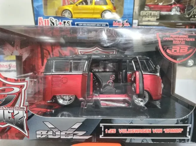 Miniatura Volkswagen Kombi Tunada 1/25 Bugz Ridez Maisto