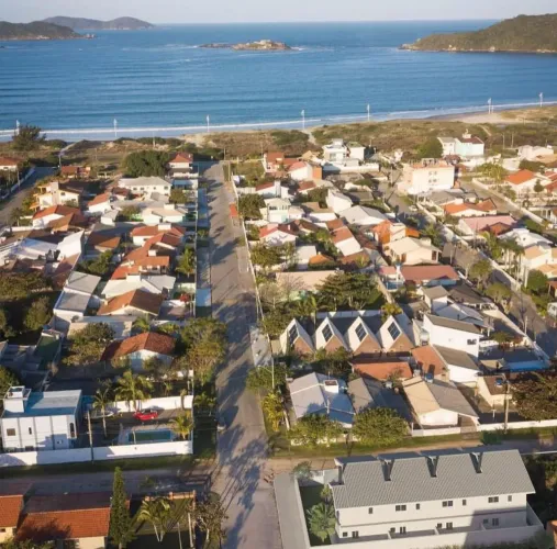 Sobrado novo mobiliado praia do sonho/ c/ deck e piscina/ESTUDO PERMUTAS (menos SÍTIO)