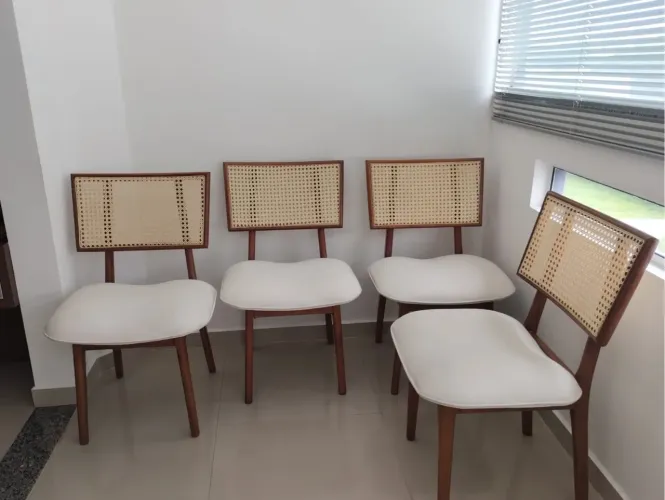 Jogo de cadeiras em madeira maciça e estofados em linho
