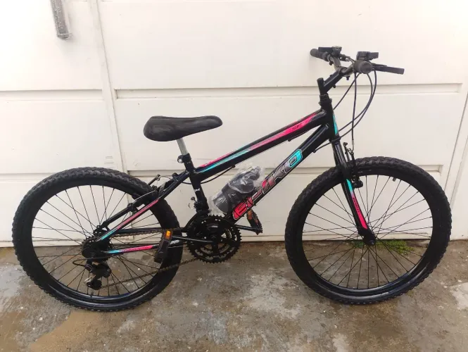 Vendo bicicleta aro 24 com marcha em excelente estado 
