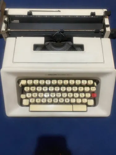 MÁQUINA DE ESCREVER OLIVETTI STUDIO 46