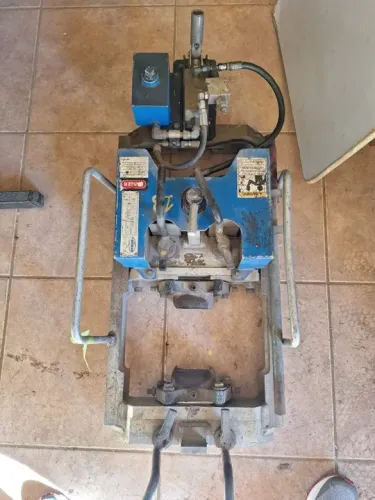 Vende rebarbadora hidráulica de solda modelo ALW.H Usada