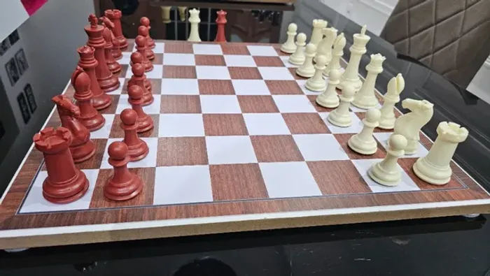 Kit Tabuleiro Laminado Madeirado casas 5,6 + Peças peso quadruplo padrão Stauton