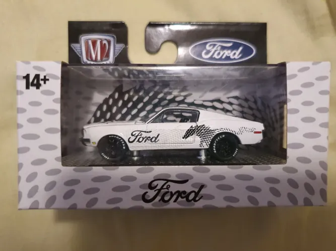 Miniatura Ford Mustang Fastback (1968)- 1/64 M2 Machines