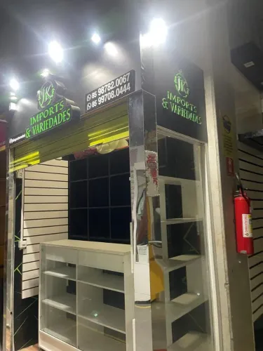 Box centro fashion cetor amarelo perto escada rolante 