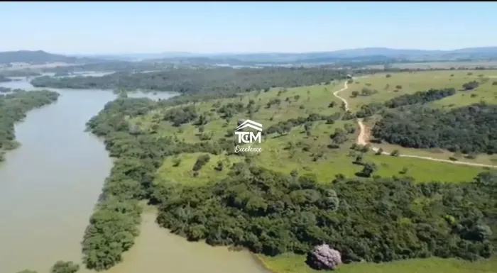Solo fértil  Terra de cultura às margens do Rio Corumbá Ideal para pecuária.