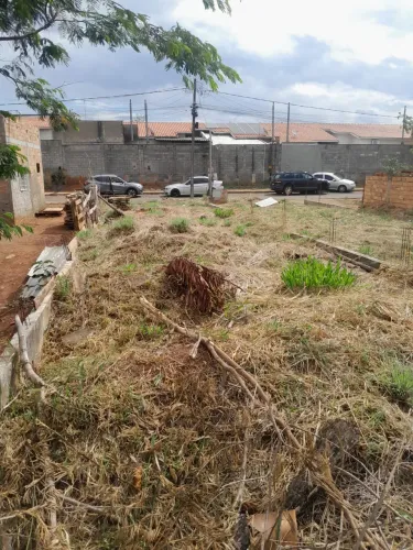 Vendo ou Troco Lote em ótima localização.