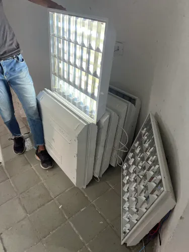 Luminária de embutir grande com 4 lâmpadas led 