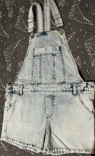 Macacão feminino, tamanho 12 anos, pouco tempo de uso, bem conservado. 