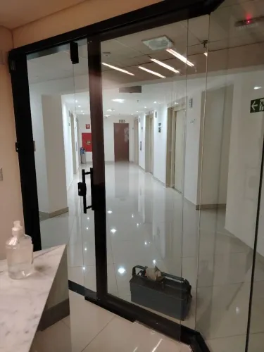 Porta de vidro temperado com estrutura em alumínio