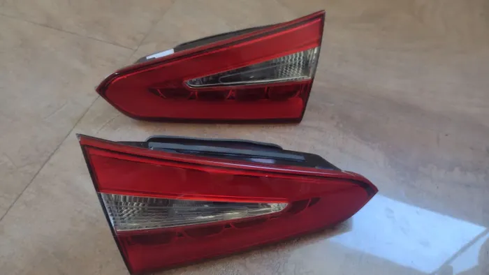 Lanternas da tampa mala Cerato 15/17