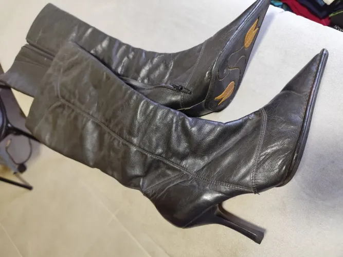 Botas Femininas de Couro com Salto Alto