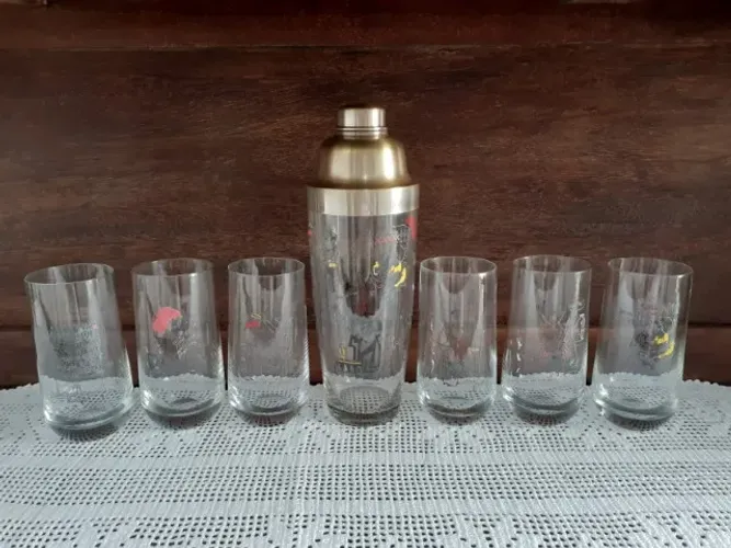 Antiga Jarra decorada com desenhos dos cartunistas da revista "O Cruzeiro"