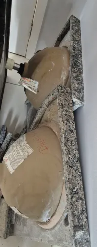 Vendo 2 pias de banheiro. 01 balcão de cozinha. 01 pia de cozinha.700 reais. 