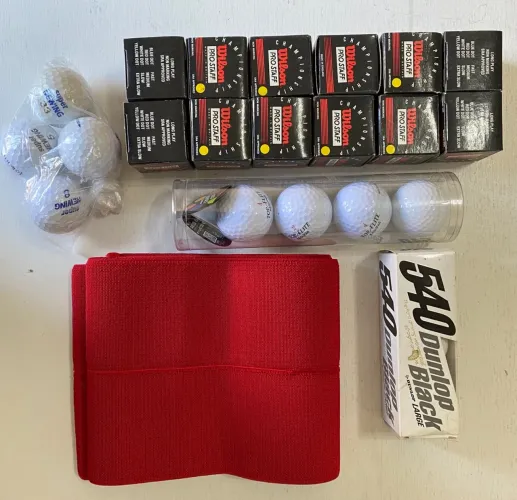 Lote de bolas de golfe e acessórios
