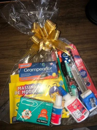KIT ESCOLAR, CANETA, LÁPIS COLA CORRETIVO, BORRACHA, APONTADOR, CLIP, REGUA, ESTILETE