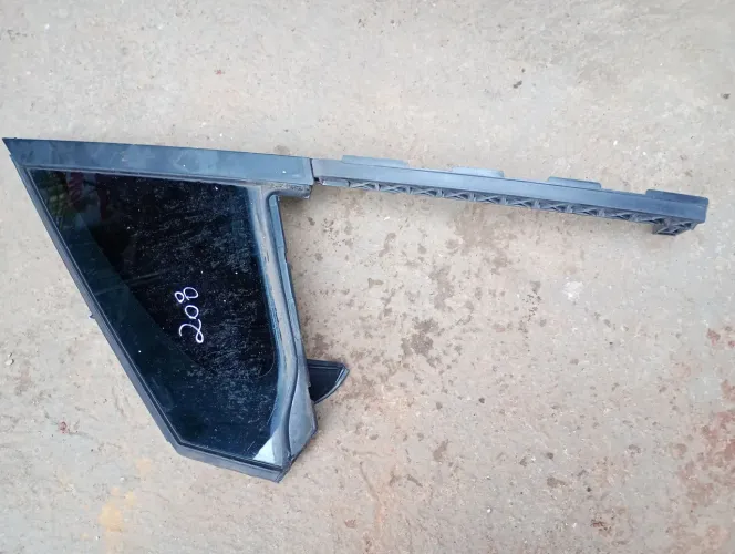 Vidro fixo Peugeot 208 esquerdo valor 250 reais