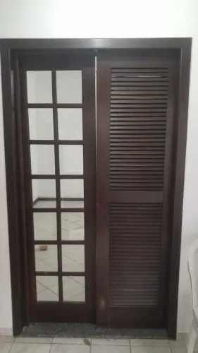Vendo porta 1,65x2,10.  Tenho 4 unidades, todas com as forras